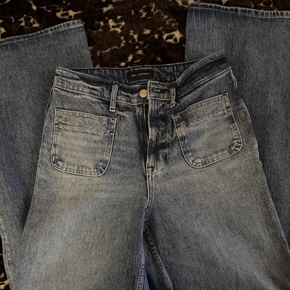Free assembly wide Leg Jeans with Front Patch Pockets